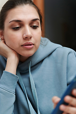 포토 JPG 해외이미지 백인 1 라이프스타일 응시 여자 백그라운드 인터넷 통신 모바일 세포 한명 사람 성인 스마트폰 핸드폰 뷰티 유행 메시지 전화기 스마트 부름 온라인 문자메시지 소셜 셀룰러 해외포토 서양인 시선 컨셉 모션 생활 전자제품 스마트기기 파일형식 이미지허브