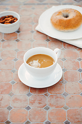 포토 JPG 해외이미지 주간 그릇 접시 커피 사람없음 야외 커피잔 아몬드 베이글 해외포토 자연요소 식기 음료 빵 잔 견과류 파일형식 이미지허브