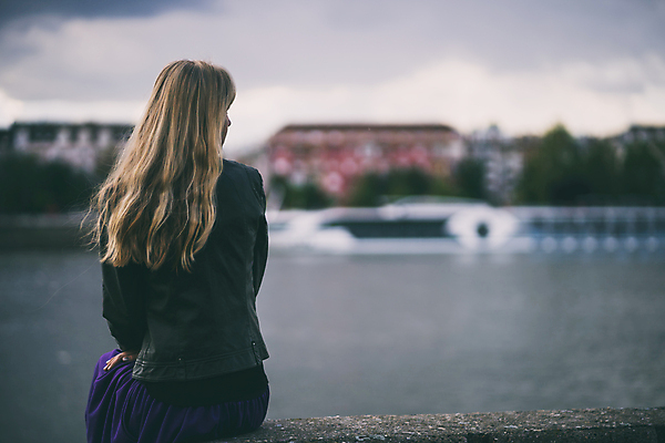 포토 JPG 해외이미지 주간 여자 한명 앉기 상반신 성인 야외 뒷모습 아웃포커스 고독 강가 우울감 성인여자한명만 해외포토 자연요소 1 감정 뷰포인트 모션 촬영기법 사람 강 여자한명만 성인여자만 파일형식 이미지허브