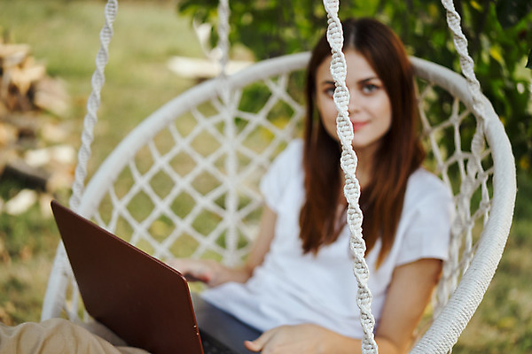 포토 JPG 해외이미지 주간 응시 여자 자연 한명 앉기 상반신 성인 야외 앞모습 아웃포커스 노트북 해먹 성인여자한명만 해외포토 자연요소 1 시선 뷰포인트 모션 촬영기법 사람 전자제품 침대 생태계 여자한명만 성인여자만 파일형식 이미지허브