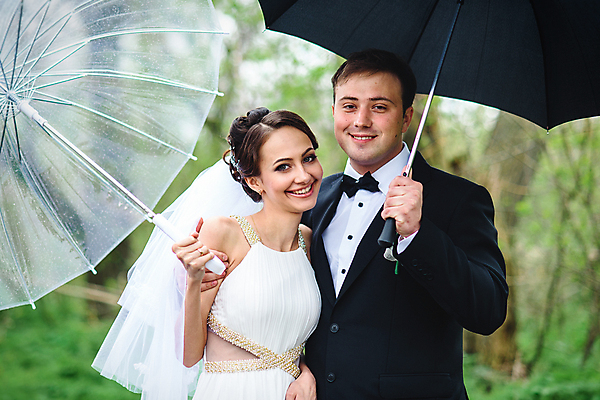 포토 JPG 해외이미지 응시 여자 남자 행복 웨딩드레스 결혼 우산 신혼부부 면사포 들기 정장 상반신 성인 두명 앞모습 기쁨 비 성인만 어깨에손 해외포토 자연요소 부부 시선 드레스 옷 감정 뷰포인트 모션 날씨 사람 이벤트 신혼 결혼소품 파일형식 이미지허브