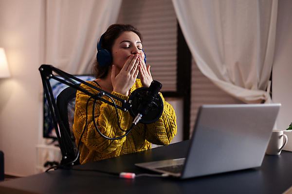 포토 JPG 해외이미지 여자 의자 키스 한명 상반신 성인 옆모습 컵 노트북 눈감음 촬영 헤드셋 커튼 책상 마이크 방송 촬영실 성인여자한명만 유튜버 해외포토 1 식기 뷰포인트 음향기기 가구 모션 사람 전자제품 헤드폰 공간 애정표현 여자한명만 성인여자만 파일형식 크리에이터 이미지허브