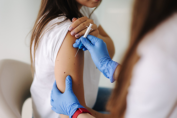 포토 JPG 해외이미지 손 건강 병원 주사기 가면 한명 사람 치료 약 건강관리 환자 간호사 의사 바이러스 보호 질병 예방 슛 주사약 팔 돌봄 면역력 백신 예방접종 예방주사 인플루엔자 전염병 해외포토 1 컨셉 의학 의료기기 모션 관리 신체부위 의료진 접종 파일형식 이미지허브