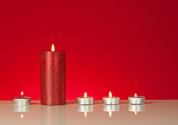 포토 JPG 해외이미지 계절 백그라운드 크리스마스 촛불 탁자 휴가 불꽃 전등 사람없음 가로 빨간색 빛 화목 침묵 낭만 축하 우아함 야간 빛망울 연소 광 왁스 카피스페이스 해외포토 자연요소 기념일 컬러 가구 컨셉 초 불 조명 소리 공백 파일형식 이미지허브