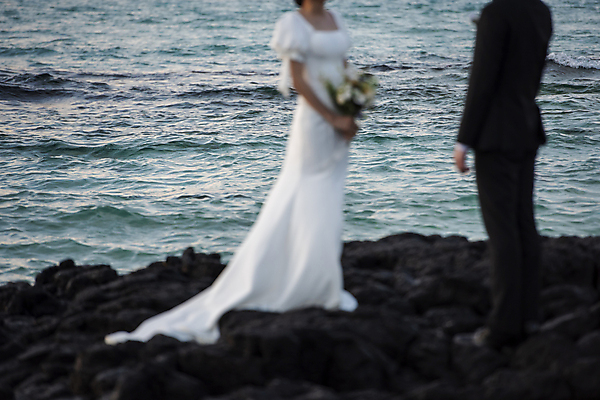 포토 JPG 여자 남자 바다 부케 웨딩드레스 결혼 사랑 서기 들기 정장 턱시도 상반신 20대 성인 해변 야외 두명 옆모습 30대 제주도 마주보기 한국인 바위 야간 소프트포커스 신랑신부 성인만 웨딩촬영 국내포토 자연요소 드레스 옷 감정 신부_웨딩 뷰포인트 꽃다발 신랑 모션 한국 촬영기법 사람 동양인 이벤트 청년 장년 돌_바위 기념사진 파일형식