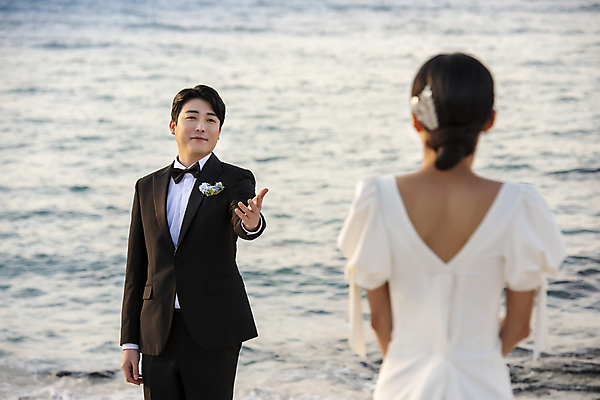 포토 JPG 응시 여자 남자 바다 웨딩드레스 결혼 사랑 미소 정장 턱시도 상반신 20대 성인 야외 두명 앞모습 뒷모습 30대 제주도 한국인 야간 손내밀기 신랑신부 성인만 웨딩촬영 국내포토 자연요소 시선 드레스 옷 감정 신부_웨딩 뷰포인트 신랑 한국 표정 사람 동양인 손짓 이벤트 청년 장년 기념사진 파일형식