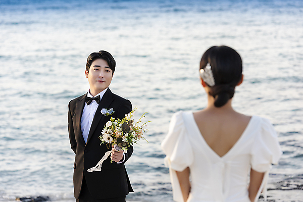 포토 JPG 응시 여자 남자 바다 부케 웨딩드레스 결혼 사랑 미소 들기 정장 턱시도 상반신 20대 성인 야외 두명 앞모습 뒷모습 30대 제주도 한국인 야간 주기 신랑신부 성인만 웨딩촬영 국내포토 자연요소 시선 드레스 옷 감정 신부_웨딩 뷰포인트 꽃다발 신랑 모션 한국 표정 사람 동양인 이벤트 청년 장년 기념사진 파일형식