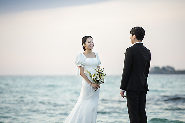 포토 JPG 응시 여자 남자 바다 부케 웨딩드레스 결혼 하늘 사랑 미소 들기 정장 턱시도 상반신 20대 성인 야외 두명 옆모습 뒷모습 아웃포커스 30대 제주도 마주보기 한국인 야간 신랑신부 성인만 수평선 웨딩촬영 국내포토 자연요소 시선 드레스 옷 감정 신부_웨딩 뷰포인트 꽃다발 신랑 모션 한국 촬영기법 표정 사람 동양인 이벤트 청년 장년 기념사진 파일형식