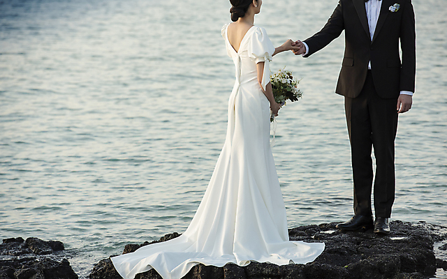 포토 JPG 여자 남자 바다 부케 웨딩드레스 결혼 사랑 서기 들기 정장 턱시도 상반신 20대 성인 해변 야외 두명 앞모습 뒷모습 30대 제주도 손잡기 한국인 바위 야간 신랑신부 성인만 웨딩촬영 국내포토 자연요소 드레스 옷 감정 신부_웨딩 뷰포인트 꽃다발 신랑 모션 한국 사람 동양인 이벤트 청년 장년 돌_바위 기념사진 파일형식
