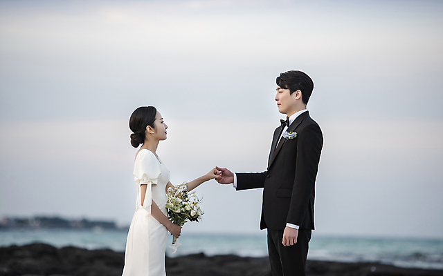 포토 JPG 응시 여자 남자 바다 부케 웨딩드레스 결혼 하늘 사랑 미소 들기 정장 턱시도 상반신 20대 성인 해변 야외 두명 옆모습 30대 제주도 마주보기 손잡기 한국인 야간 신랑신부 성인만 수평선 웨딩촬영 국내포토 자연요소 시선 드레스 옷 감정 신부_웨딩 뷰포인트 꽃다발 신랑 모션 한국 표정 사람 동양인 이벤트 청년 장년 기념사진 파일형식