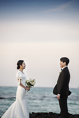 포토 JPG 응시 여자 남자 바다 부케 웨딩드레스 결혼 하늘 사랑 미소 들기 정장 턱시도 상반신 20대 성인 해변 야외 두명 옆모습 30대 제주도 마주보기 한국인 야간 신랑신부 성인만 수평선 웨딩촬영 국내포토 자연요소 시선 드레스 옷 감정 신부_웨딩 뷰포인트 꽃다발 신랑 모션 한국 표정 사람 동양인 이벤트 청년 장년 기념사진 파일형식
