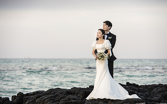 포토 JPG 전신 응시 여자 남자 바다 부케 웨딩드레스 결혼 하늘 사랑 서기 미소 들기 정장 턱시도 20대 성인 해변 야외 두명 앞모습 30대 제주도 한국인 바위 야간 백허그 신랑신부 성인만 수평선 웨딩촬영 국내포토 자연요소 시선 드레스 옷 감정 신부_웨딩 뷰포인트 꽃다발 신랑 모션 포옹 한국 표정 사람 동양인 이벤트 청년 장년 돌_바위 기념사진 파일형식