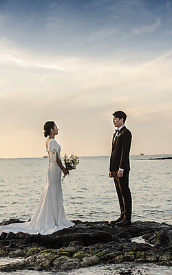 포토 JPG 전신 구름 응시 여자 남자 바다 부케 웨딩드레스 결혼 하늘 사랑 서기 미소 들기 정장 턱시도 20대 성인 해변 야외 두명 옆모습 30대 제주도 마주보기 한국인 바위 야간 신랑신부 성인만 수평선 웨딩촬영 국내포토 자연요소 시선 드레스 옷 감정 신부_웨딩 뷰포인트 꽃다발 신랑 모션 한국 표정 사람 동양인 이벤트 청년 장년 돌_바위 기념사진 파일형식