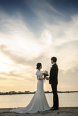 포토 JPG 전신 구름 응시 여자 남자 바다 부케 웨딩드레스 결혼 하늘 사랑 서기 들기 정장 턱시도 20대 성인 해변 야외 두명 옆모습 30대 제주도 마주보기 한국인 야간 신랑신부 성인만 수평선 웨딩촬영 국내포토 자연요소 시선 드레스 옷 감정 신부_웨딩 뷰포인트 꽃다발 신랑 모션 한국 사람 동양인 이벤트 청년 장년 기념사진 파일형식
