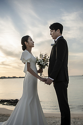 포토 JPG 구름 응시 여자 남자 바다 부케 웨딩드레스 결혼 하늘 사랑 미소 들기 정장 턱시도 상반신 20대 성인 해변 야외 두명 옆모습 30대 제주도 마주보기 손잡기 한국인 야간 신랑신부 성인만 수평선 웨딩촬영 국내포토 자연요소 시선 드레스 옷 감정 신부_웨딩 뷰포인트 꽃다발 신랑 모션 한국 표정 사람 동양인 이벤트 청년 장년 기념사진 파일형식