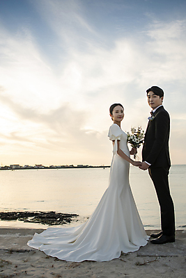 포토 JPG 전신 구름 응시 여자 남자 바다 부케 웨딩드레스 결혼 하늘 사랑 서기 미소 들기 정장 턱시도 20대 성인 해변 야외 두명 옆모습 30대 제주도 마주보기 손잡기 한국인 야간 신랑신부 성인만 수평선 웨딩촬영 국내포토 자연요소 시선 드레스 옷 감정 신부_웨딩 뷰포인트 꽃다발 신랑 모션 한국 표정 사람 동양인 이벤트 청년 장년 기념사진 파일형식