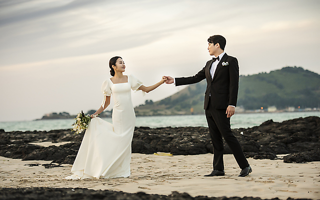 포토 JPG 전신 응시 여자 남자 바다 부케 웨딩드레스 결혼 하늘 사랑 서기 미소 들기 정장 턱시도 20대 성인 해변 야외 두명 옆모습 30대 제주도 마주보기 손잡기 한국인 춤 야간 커플댄스 신랑신부 성인만 웨딩촬영 국내포토 자연요소 시선 드레스 옷 감정 신부_웨딩 뷰포인트 꽃다발 신랑 모션 문화예술 한국 표정 사람 동양인 이벤트 청년 장년 기념사진 파일형식