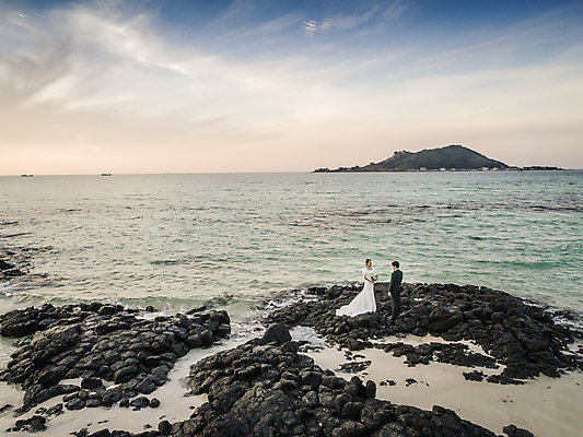 포토 JPG 전신 구름 여자 남자 바다 웨딩드레스 결혼 하늘 사랑 서기 들기 정장 턱시도 20대 성인 해변 야외 두명 옆모습 뒷모습 30대 제주도 마주보기 한국인 바위 야간 항공촬영 신랑신부 성인만 웨딩촬영 국내포토 자연요소 드레스 옷 감정 신부_웨딩 뷰포인트 신랑 모션 한국 사람 동양인 이벤트 청년 장년 돌_바위 기념사진 파일형식