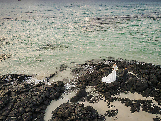 포토 JPG 전신 여자 남자 바다 부케 웨딩드레스 결혼 사랑 서기 들기 정장 턱시도 20대 성인 해변 야외 두명 옆모습 뒷모습 30대 하이앵글 제주도 마주보기 한국인 바위 야간 항공촬영 신랑신부 성인만 웨딩촬영 국내포토 자연요소 드레스 옷 감정 신부_웨딩 뷰포인트 꽃다발 신랑 모션 한국 사람 동양인 이벤트 청년 장년 돌_바위 기념사진 파일형식