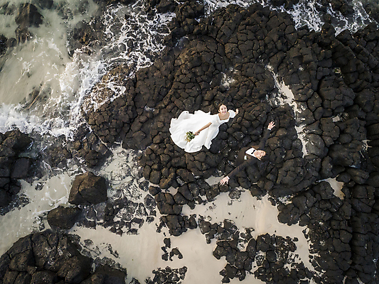 포토 JPG 전신 응시 여자 남자 바다 부케 웨딩드레스 결혼 팔벌리기 사랑 서기 미소 들기 정장 턱시도 20대 성인 해변 야외 두명 30대 하이앵글 제주도 한국인 올려보기 바위 야간 항공촬영 신랑신부 성인만 웨딩촬영 국내포토 자연요소 시선 드레스 옷 감정 신부_웨딩 뷰포인트 꽃다발 신랑 모션 한국 표정 사람 동양인 이벤트 청년 장년 돌_바위 기념사진 파일형식