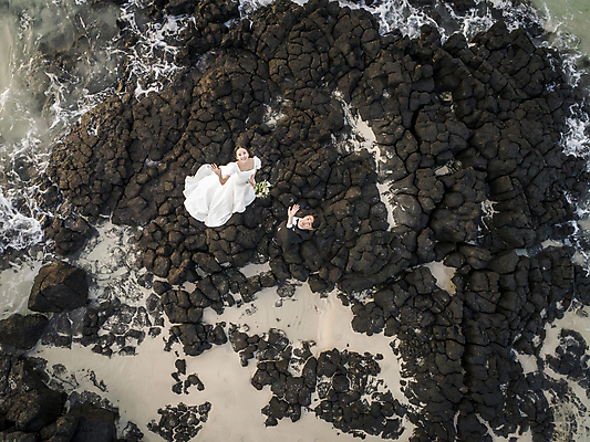 포토 JPG 전신 응시 여자 남자 바다 부케 웨딩드레스 결혼 사랑 서기 미소 들기 정장 턱시도 20대 성인 해변 야외 두명 30대 하이앵글 제주도 한국인 올려보기 바위 야간 손인사 항공촬영 신랑신부 성인만 웨딩촬영 국내포토 자연요소 시선 드레스 옷 감정 신부_웨딩 뷰포인트 꽃다발 신랑 모션 한국 표정 사람 동양인 이벤트 청년 장년 돌_바위 인사 기념사진 파일형식