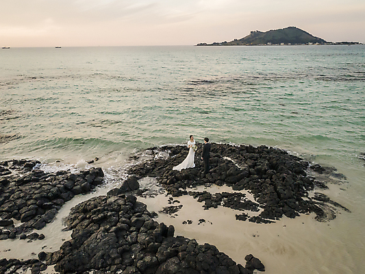 포토 JPG 전신 여자 남자 바다 부케 웨딩드레스 결혼 하늘 사랑 서기 들기 정장 턱시도 20대 성인 해변 야외 두명 30대 하이앵글 제주도 마주보기 한국인 바위 야간 항공촬영 신랑신부 성인만 수평선 웨딩촬영 국내포토 자연요소 드레스 옷 감정 신부_웨딩 뷰포인트 꽃다발 신랑 모션 한국 사람 동양인 이벤트 청년 장년 돌_바위 기념사진 파일형식