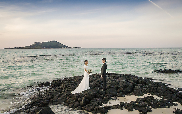 포토 JPG 전신 여자 남자 바다 부케 웨딩드레스 결혼 하늘 사랑 서기 들기 정장 턱시도 20대 성인 해변 야외 두명 30대 하이앵글 제주도 마주보기 한국인 바위 야간 항공촬영 신랑신부 성인만 수평선 웨딩촬영 국내포토 자연요소 드레스 옷 감정 신부_웨딩 뷰포인트 꽃다발 신랑 모션 한국 사람 동양인 이벤트 청년 장년 돌_바위 기념사진 파일형식