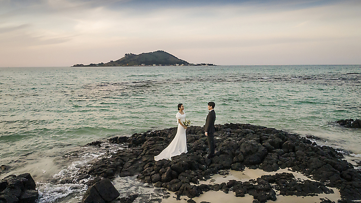 포토 JPG 전신 여자 남자 바다 부케 웨딩드레스 결혼 하늘 사랑 서기 들기 정장 턱시도 20대 성인 해변 야외 두명 30대 하이앵글 제주도 마주보기 한국인 바위 야간 항공촬영 신랑신부 성인만 수평선 웨딩촬영 국내포토 자연요소 드레스 옷 감정 신부_웨딩 뷰포인트 꽃다발 신랑 모션 한국 사람 동양인 이벤트 청년 장년 돌_바위 기념사진 파일형식