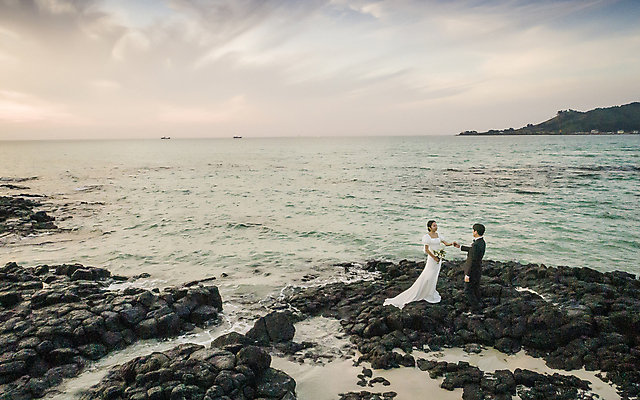 포토 JPG 전신 구름 여자 남자 바다 부케 웨딩드레스 결혼 하늘 사랑 서기 들기 정장 턱시도 20대 성인 해변 야외 두명 30대 하이앵글 제주도 마주보기 손잡기 한국인 바위 야간 항공촬영 신랑신부 성인만 수평선 웨딩촬영 국내포토 자연요소 드레스 옷 감정 신부_웨딩 뷰포인트 꽃다발 신랑 모션 한국 사람 동양인 이벤트 청년 장년 돌_바위 기념사진 파일형식