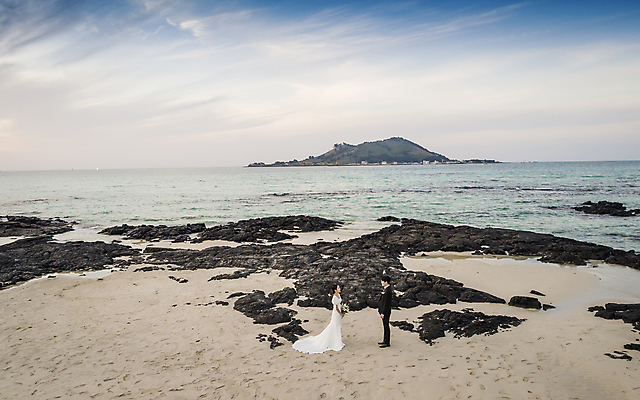포토 JPG 전신 구름 여자 남자 바다 부케 웨딩드레스 결혼 하늘 사랑 서기 들기 정장 턱시도 20대 성인 해변 야외 두명 30대 하이앵글 모래사장 제주도 마주보기 한국인 바위 야간 항공촬영 신랑신부 성인만 수평선 웨딩촬영 국내포토 자연요소 드레스 옷 감정 신부_웨딩 뷰포인트 꽃다발 신랑 모션 한국 사람 동양인 이벤트 청년 장년 돌_바위 기념사진 파일형식