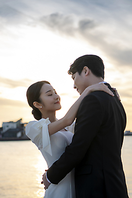 포토 JPG 여자 남자 바다 웨딩드레스 허리손 결혼 안기 하늘 키스 사랑 미소 정장 턱시도 상반신 20대 성인 해변 야외 두명 옆모습 30대 제주도 눈감음 한국인 야간 신랑신부 성인만 수평선 어깨에손 웨딩촬영 국내포토 자연요소 드레스 옷 감정 신부_웨딩 뷰포인트 포즈 신랑 모션 한국 표정 사람 동양인 이벤트 청년 장년 애정표현 기념사진 파일형식