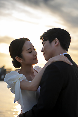 포토 JPG 여자 남자 바다 웨딩드레스 결혼 하늘 키스 사랑 미소 정장 턱시도 상반신 20대 성인 해변 야외 두명 옆모습 아웃포커스 30대 제주도 눈감음 한국인 야간 신랑신부 성인만 어깨에손 웨딩촬영 국내포토 자연요소 드레스 옷 감정 신부_웨딩 뷰포인트 신랑 모션 한국 촬영기법 표정 사람 동양인 이벤트 청년 장년 애정표현 기념사진 파일형식
