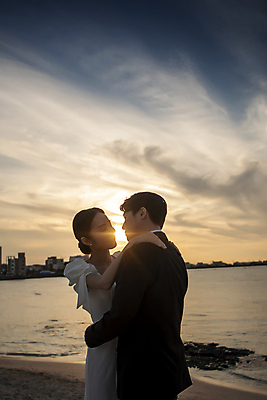 포토 JPG 구름 여자 남자 바다 웨딩드레스 허리손 결혼 하늘 키스 사랑 정장 턱시도 상반신 20대 성인 해변 야외 두명 옆모습 30대 햇빛 태양 제주도 눈감음 한국인 야간 신랑신부 성인만 수평선 어깨에손 웨딩촬영 국내포토 자연요소 드레스 옷 감정 신부_웨딩 뷰포인트 포즈 신랑 모션 한국 사람 동양인 이벤트 청년 장년 애정표현 기념사진 파일형식