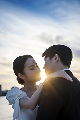 포토 JPG 여자 남자 바다 웨딩드레스 결혼 하늘 키스 사랑 정장 턱시도 상반신 20대 성인 해변 야외 두명 옆모습 아웃포커스 30대 햇빛 태양 제주도 눈감음 한국인 야간 신랑신부 성인만 어깨에손 웨딩촬영 국내포토 자연요소 드레스 옷 감정 신부_웨딩 뷰포인트 신랑 모션 한국 촬영기법 사람 동양인 이벤트 청년 장년 애정표현 기념사진 파일형식