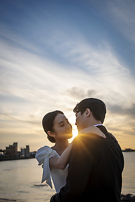 포토 JPG 구름 여자 남자 바다 웨딩드레스 결혼 하늘 키스 사랑 미소 정장 턱시도 상반신 20대 성인 해변 야외 두명 옆모습 뒷모습 30대 햇빛 태양 제주도 눈감음 한국인 야간 신랑신부 성인만 어깨에손 웨딩촬영 국내포토 자연요소 드레스 옷 감정 신부_웨딩 뷰포인트 신랑 모션 한국 표정 사람 동양인 이벤트 청년 장년 애정표현 기념사진 파일형식