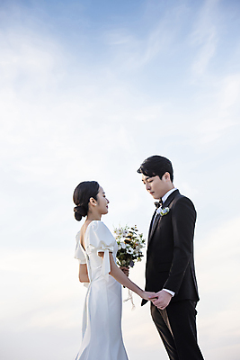 포토 JPG 여자 남자 부케 웨딩드레스 결혼 하늘 사랑 들기 정장 턱시도 상반신 20대 성인 야외 두명 옆모습 30대 제주도 마주보기 손잡기 한국인 야간 신랑신부 성인만 웨딩촬영 국내포토 자연요소 드레스 옷 감정 신부_웨딩 뷰포인트 꽃다발 신랑 모션 한국 사람 동양인 이벤트 청년 장년 기념사진 파일형식