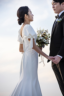 포토 JPG 응시 여자 남자 부케 웨딩드레스 결혼 하늘 사랑 미소 들기 정장 턱시도 상반신 20대 성인 야외 두명 옆모습 30대 제주도 마주보기 손잡기 한국인 야간 신랑신부 성인만 웨딩촬영 국내포토 자연요소 시선 드레스 옷 감정 신부_웨딩 뷰포인트 꽃다발 신랑 모션 한국 표정 사람 동양인 이벤트 청년 장년 기념사진 파일형식