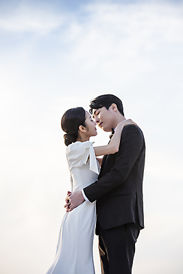 포토 JPG 여자 남자 웨딩드레스 허리손 결혼 안기 하늘 키스 사랑 정장 턱시도 상반신 20대 성인 야외 두명 옆모습 30대 제주도 눈감음 한국인 야간 신랑신부 성인만 어깨에손 웨딩촬영 국내포토 자연요소 드레스 옷 감정 신부_웨딩 뷰포인트 포즈 신랑 모션 한국 사람 동양인 이벤트 청년 장년 애정표현 기념사진 파일형식