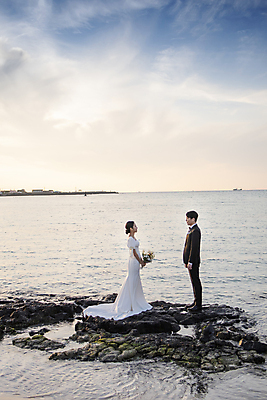 포토 JPG 전신 구름 여자 남자 바다 부케 웨딩드레스 결혼 하늘 사랑 서기 들기 정장 턱시도 20대 성인 해변 야외 두명 옆모습 30대 제주도 마주보기 한국인 바위 야간 신랑신부 성인만 수평선 웨딩촬영 국내포토 자연요소 드레스 옷 감정 신부_웨딩 뷰포인트 꽃다발 신랑 모션 한국 사람 동양인 이벤트 청년 장년 돌_바위 기념사진 파일형식