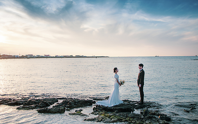 포토 JPG 전신 구름 여자 남자 바다 부케 웨딩드레스 결혼 하늘 사랑 서기 들기 정장 턱시도 20대 성인 해변 야외 두명 옆모습 30대 제주도 마주보기 한국인 바위 야간 신랑신부 성인만 수평선 웨딩촬영 국내포토 자연요소 드레스 옷 감정 신부_웨딩 뷰포인트 꽃다발 신랑 모션 한국 사람 동양인 이벤트 청년 장년 돌_바위 기념사진 파일형식