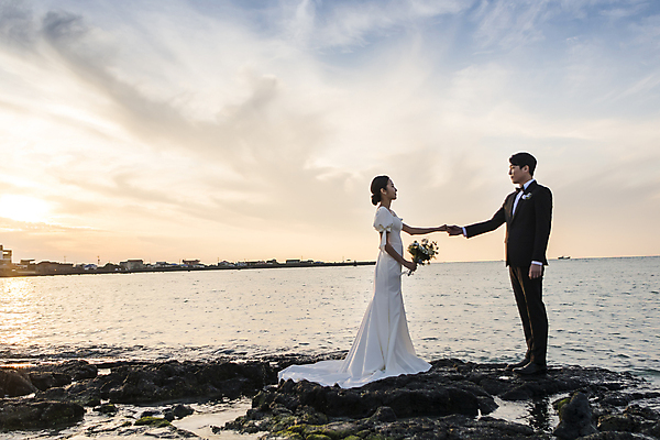 포토 JPG 전신 구름 응시 여자 남자 바다 부케 웨딩드레스 결혼 하늘 사랑 서기 들기 정장 턱시도 20대 성인 해변 야외 두명 옆모습 30대 제주도 마주보기 손잡기 한국인 바위 야간 신랑신부 성인만 수평선 웨딩촬영 국내포토 자연요소 시선 드레스 옷 감정 신부_웨딩 뷰포인트 꽃다발 신랑 모션 한국 사람 동양인 이벤트 청년 장년 돌_바위 기념사진 파일형식