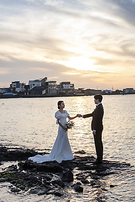포토 JPG 전신 구름 응시 여자 남자 바다 부케 웨딩드레스 결혼 하늘 사랑 서기 미소 들기 정장 턱시도 20대 성인 해변 야외 두명 건물 옆모습 30대 제주도 마주보기 손잡기 한국인 바위 야간 신랑신부 성인만 웨딩촬영 국내포토 자연요소 건축물 시선 드레스 옷 감정 신부_웨딩 뷰포인트 꽃다발 신랑 모션 한국 표정 사람 동양인 이벤트 청년 장년 돌_바위 기념사진 파일형식