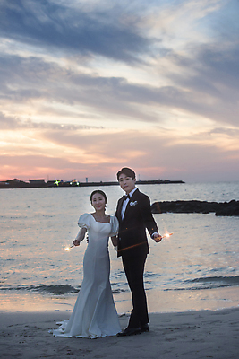 포토 JPG 전신 구름 응시 여자 남자 바다 웨딩드레스 허리손 결혼 하늘 폭죽 사랑 서기 미소 들기 정장 턱시도 20대 성인 해변 야외 두명 앞모습 30대 제주도 한국인 야간 신랑신부 성인만 웨딩촬영 스파클라 국내포토 자연요소 시선 드레스 옷 감정 신부_웨딩 뷰포인트 포즈 신랑 모션 한국 표정 사람 동양인 이벤트 청년 장년 기념사진 파일형식