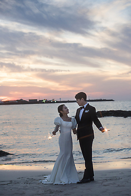 포토 JPG 전신 구름 응시 여자 남자 바다 웨딩드레스 허리손 결혼 하늘 폭죽 사랑 서기 미소 들기 정장 턱시도 20대 성인 해변 야외 두명 앞모습 옆모습 30대 제주도 마주보기 한국인 야간 신랑신부 성인만 웨딩촬영 스파클라 국내포토 자연요소 시선 드레스 옷 감정 신부_웨딩 뷰포인트 포즈 신랑 모션 한국 표정 사람 동양인 이벤트 청년 장년 기념사진 파일형식