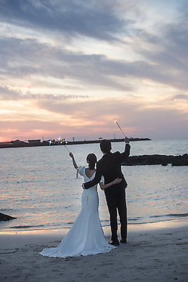 포토 JPG 전신 구름 여자 남자 바다 웨딩드레스 허리손 결혼 하늘 폭죽 사랑 서기 들기 정장 턱시도 20대 성인 해변 야외 두명 뒷모습 30대 제주도 한국인 야간 신랑신부 성인만 웨딩촬영 스파클라 국내포토 자연요소 드레스 옷 감정 신부_웨딩 뷰포인트 포즈 신랑 모션 한국 사람 동양인 이벤트 청년 장년 기념사진 파일형식