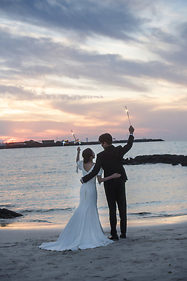 포토 JPG 전신 구름 여자 남자 바다 웨딩드레스 허리손 결혼 하늘 폭죽 사랑 서기 들기 정장 턱시도 20대 성인 해변 야외 두명 뒷모습 30대 제주도 마주보기 한국인 야간 신랑신부 성인만 웨딩촬영 스파클라 국내포토 자연요소 드레스 옷 감정 신부_웨딩 뷰포인트 포즈 신랑 모션 한국 사람 동양인 이벤트 청년 장년 기념사진 파일형식