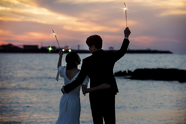 포토 JPG 여자 남자 실루엣 바다 웨딩드레스 허리손 결혼 하늘 폭죽 사랑 들기 정장 턱시도 상반신 20대 성인 해변 야외 두명 뒷모습 30대 제주도 마주보기 한국인 야간 신랑신부 성인만 웨딩촬영 스파클라 국내포토 자연요소 드레스 옷 감정 신부_웨딩 뷰포인트 포즈 신랑 모션 한국 촬영기법 사람 동양인 이벤트 청년 장년 기념사진 파일형식
