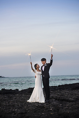 포토 JPG 전신 응시 여자 남자 바다 웨딩드레스 허리손 결혼 하늘 폭죽 사랑 서기 미소 들기 정장 턱시도 20대 성인 해변 야외 두명 앞모습 옆모습 30대 제주도 마주보기 한국인 바위 야간 신랑신부 성인만 수평선 웨딩촬영 스파클라 국내포토 자연요소 시선 드레스 옷 감정 신부_웨딩 뷰포인트 포즈 신랑 모션 한국 표정 사람 동양인 이벤트 청년 장년 돌_바위 기념사진 파일형식