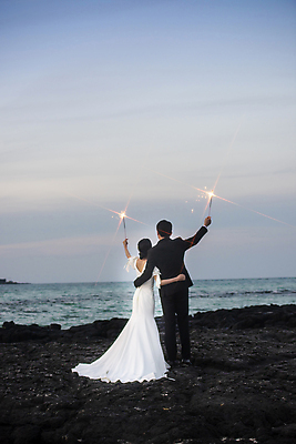 포토 JPG 전신 여자 남자 바다 웨딩드레스 허리손 결혼 하늘 폭죽 사랑 서기 들기 정장 턱시도 20대 성인 해변 야외 두명 뒷모습 30대 제주도 한국인 바위 야간 신랑신부 성인만 수평선 웨딩촬영 스파클라 국내포토 자연요소 드레스 옷 감정 신부_웨딩 뷰포인트 포즈 신랑 모션 한국 사람 동양인 이벤트 청년 장년 돌_바위 기념사진 파일형식