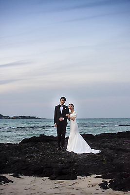 포토 JPG 전신 응시 여자 남자 바다 웨딩드레스 결혼 하늘 사랑 서기 미소 정장 턱시도 20대 성인 해변 야외 두명 앞모습 옆모습 30대 제주도 팔짱 한국인 바위 야간 신랑신부 성인만 수평선 웨딩촬영 국내포토 자연요소 시선 드레스 옷 감정 신부_웨딩 뷰포인트 신랑 모션 한국 표정 사람 동양인 이벤트 청년 장년 돌_바위 기념사진 파일형식